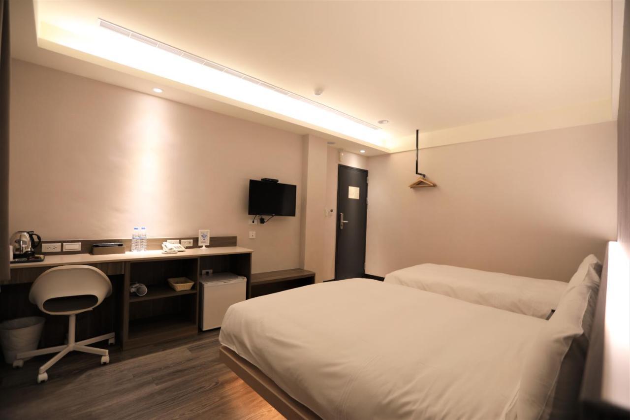 Chair Man Hotel Taipei Bagian luar foto