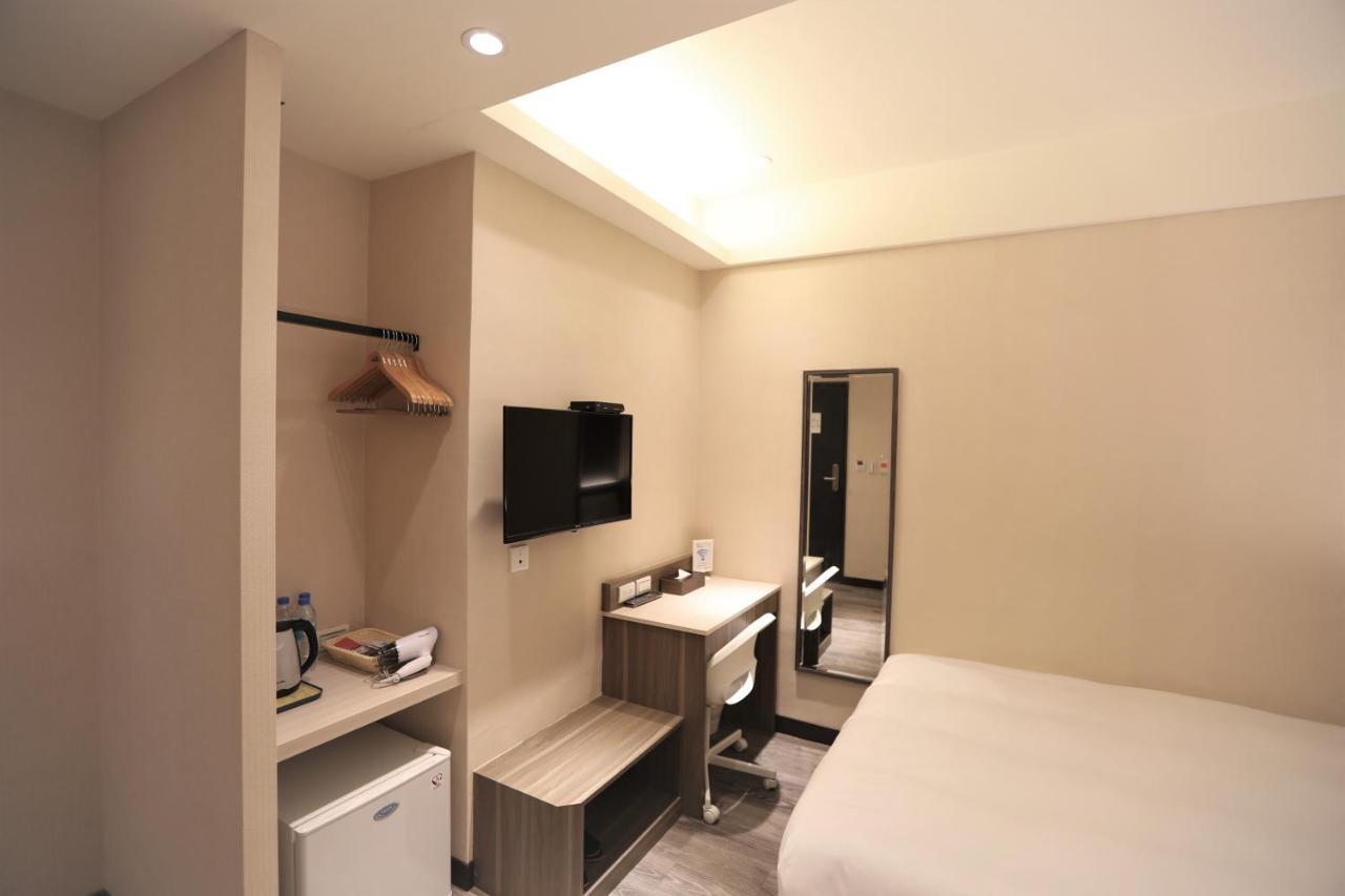 Chair Man Hotel Taipei Bagian luar foto